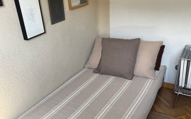 Quarto bem iluminado a 5 minutos de Madrid Río