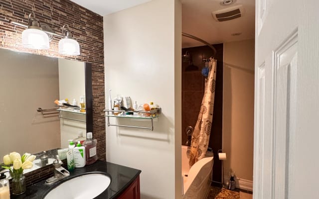 Quarto privativo com áreas comuns compartilhadas