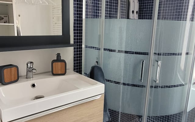 The Hero - Quiet, air-conditioned apartment with Wi-Fi and Netflix...