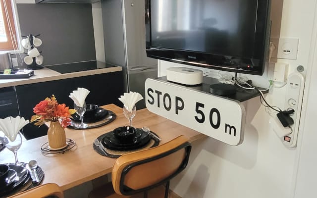 The Hero - Quiet, air-conditioned apartment with Wi-Fi and Netflix...
