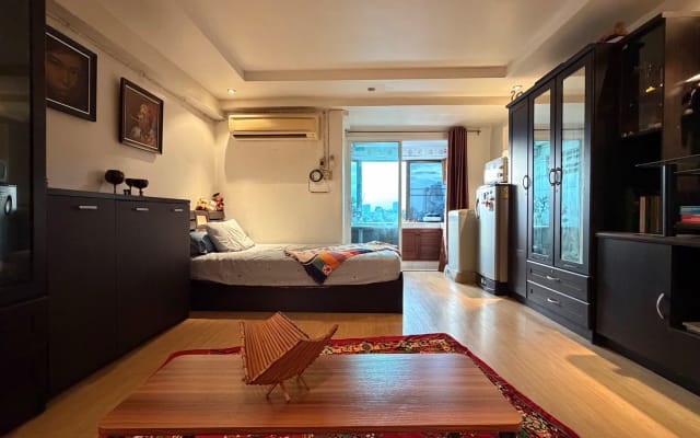 Quiet studio with sunset views toward Asiatique