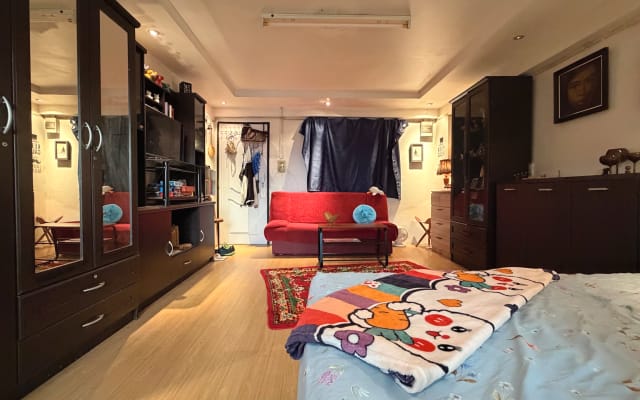 Quiet studio with sunset views toward Asiatique