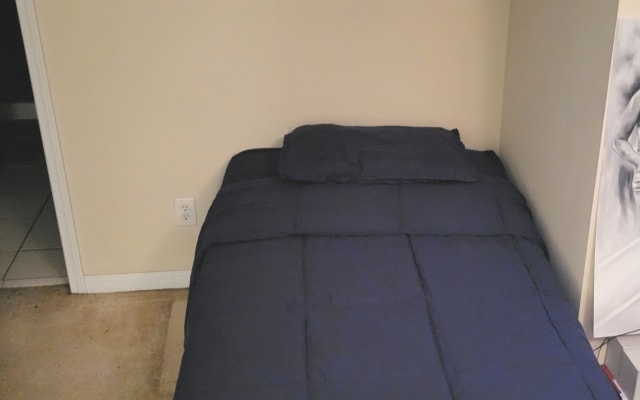 relaxing male crash pad