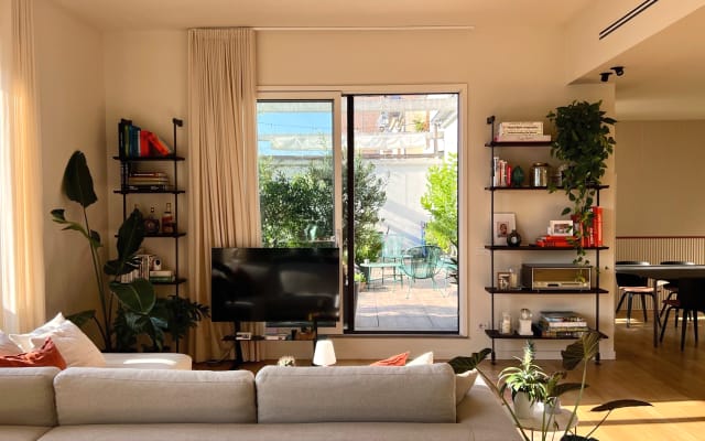 Quarto e casa de banho privativa em penthouse com terraço, na zona da...