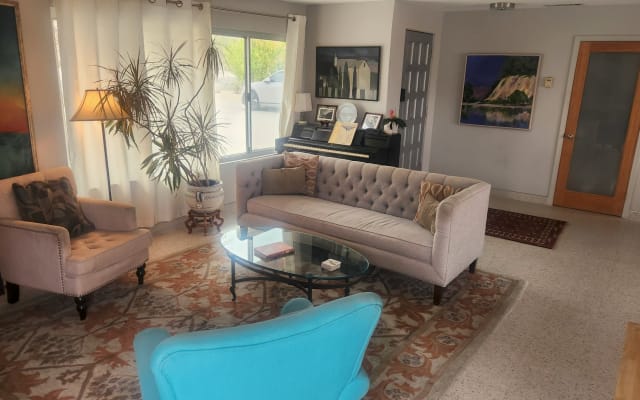 Elegantes Privatzimmer in einer Resort-Umgebung.