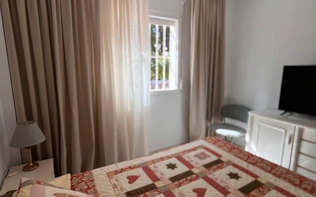 Very bright private room, 5 minutes from the commuter train station  - Picture 4