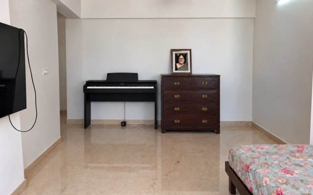 Well Lit, Airy, Beautiful City View Apt with Modern Indian design