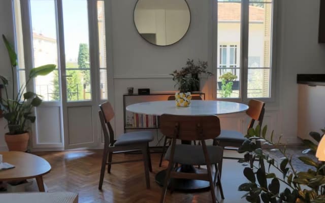 Encantador piso de dos habitaciones reformado, orientado al sur, a 200 