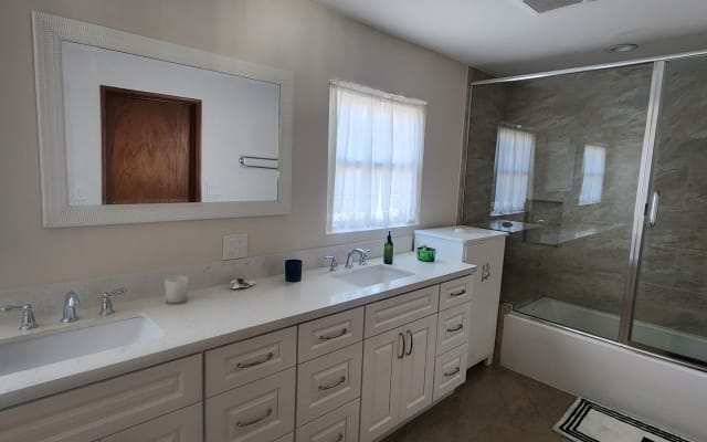 Private Room Oasis with Pool in Van Nuys