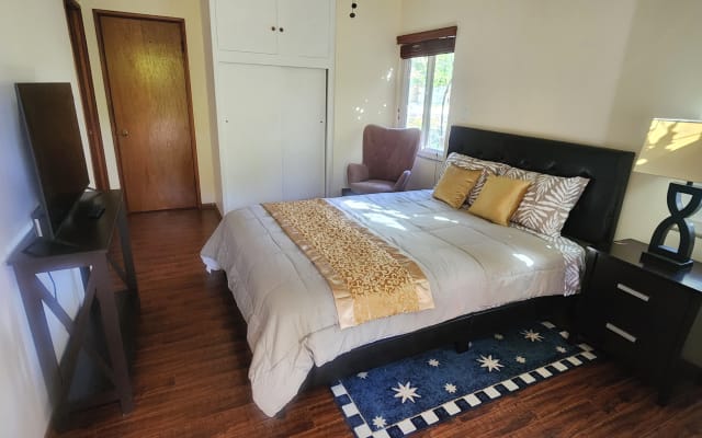 Private Room Oasis with Pool in Van Nuys