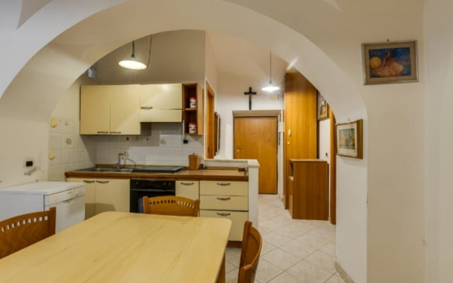 A Refined Roman Escape and Stylish Furnished two Bedroom Apartment - Picture 9