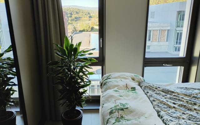 Magnifique appartement de trois pièces, situé en hauteur, à proximité...