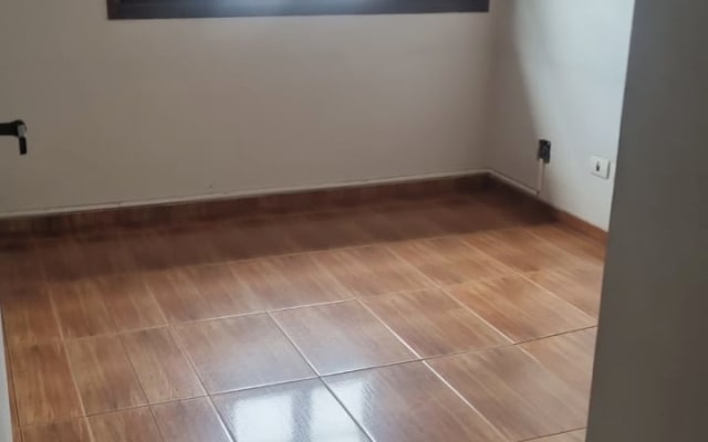 Ich vermiete unmöblierte Zimmer auf Monatsbasis. Gegenüber dem...