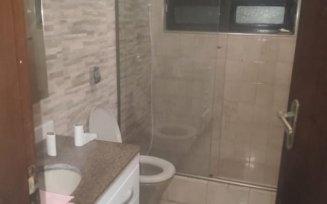 Ich vermiete unmöblierte Zimmer auf Monatsbasis. Gegenüber dem...