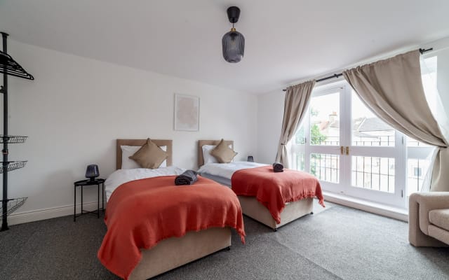 Linda casa em Stratford com estacionamento – acomoda 8 pessoas