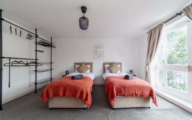 Linda casa em Stratford com estacionamento – acomoda 8 pessoas
