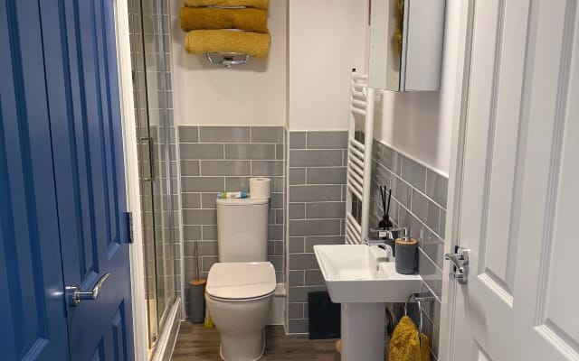 Cómoda habitación con baño privado en Aylesbury
