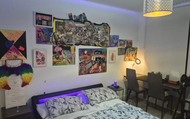 Piso de artista con un amplio salón y balcón.