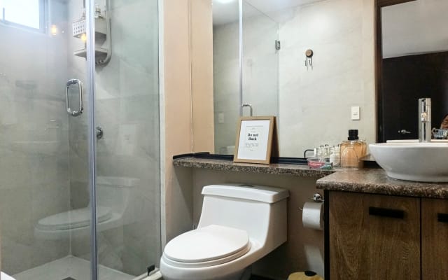 Anúncio de Edwin em misterb&b - Un baño completo y privado para el Dormitorio Principal, incluye toallas, jabón de cuerpo, champú.