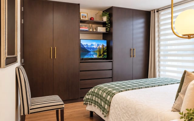 Anúncio de Edwin em misterb&b - DORMITORIO PRINCIPAL: Limpio, acogedor y contemporáneo con iluminación natural. Cama Queen (160x200)cm y un TV Smart para el entretenimiento nocturno.