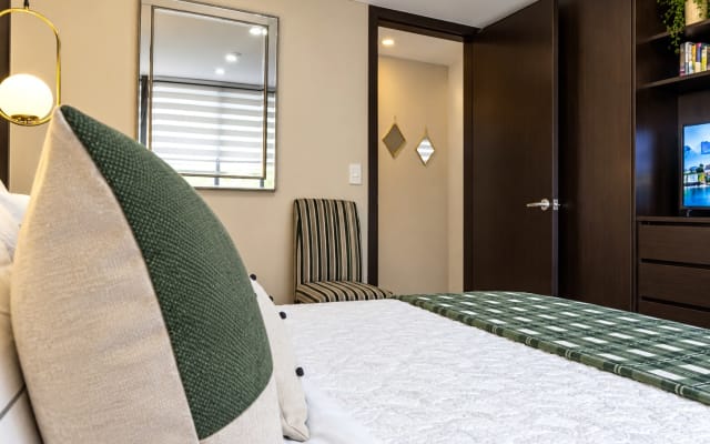 Anúncio de Edwin em misterb&b - DORMITORIO PRINCIPAL - Cama Queen - TV Smart - Baño completo 