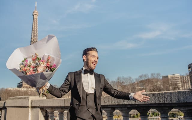 GAY PROPOSAL IN PARIS