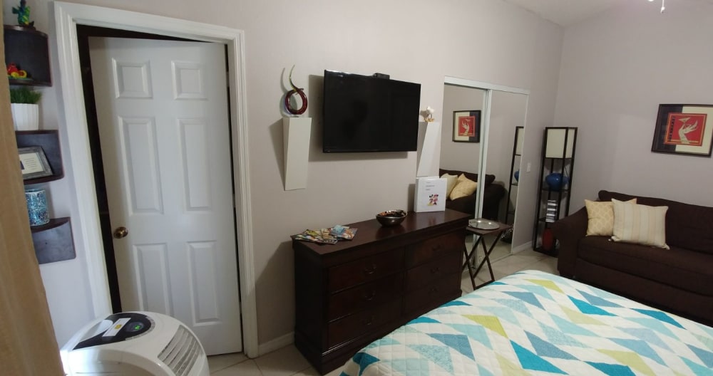 Room with private entry - Picture 2