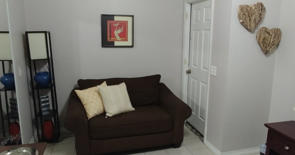 Room with private entry - Picture 3