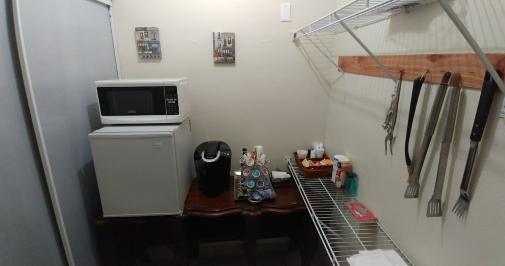 Room with private entry - Picture 4