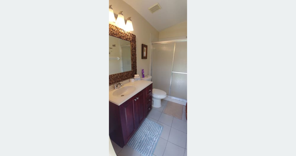 Room with private entry - Picture 5