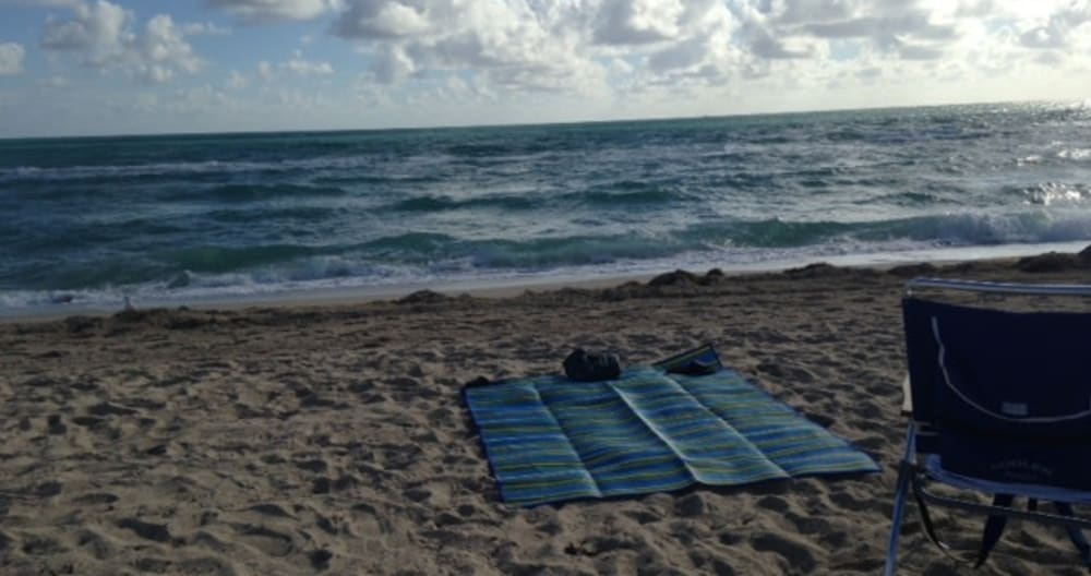 Amis de la plage laissent des sandales à la porte - Photo 5