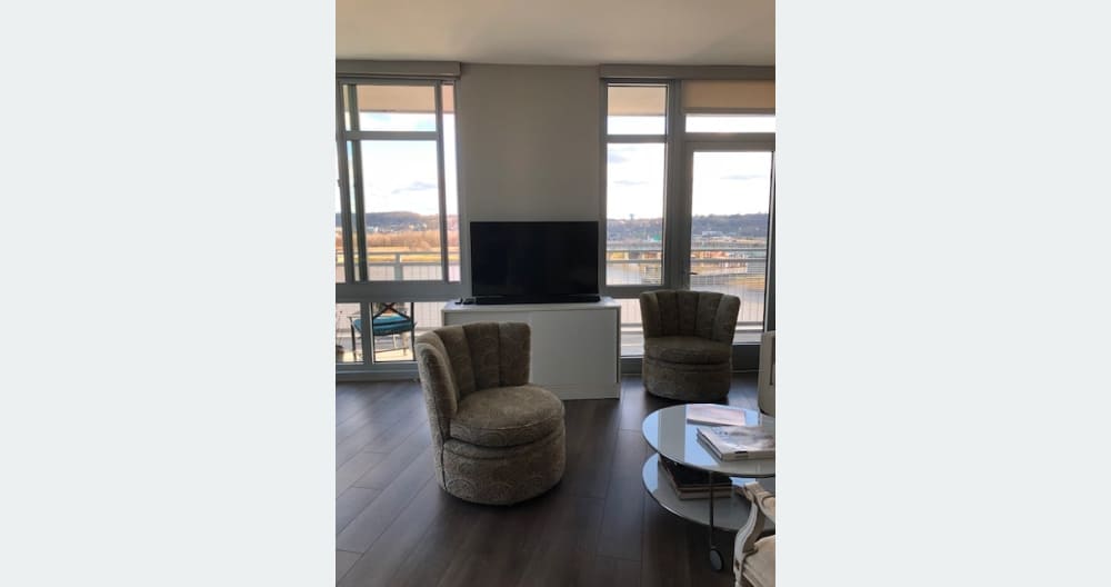 Beautiful 2-bedroom Apartment on the River to Share - Picture 9