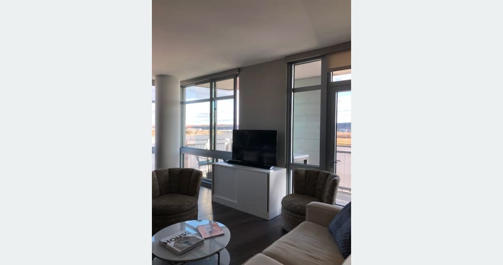 Beautiful 2-bedroom Apartment on the River to Share - Picture 11