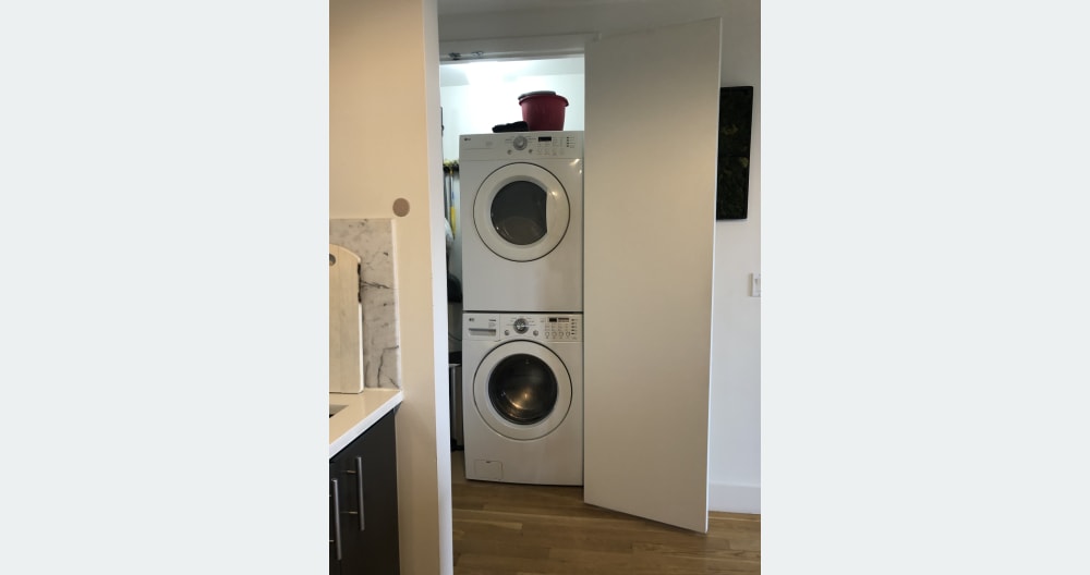 Quarto queen luminoso e arejado, com casa de banho privativa e varanda privada - Foto 10