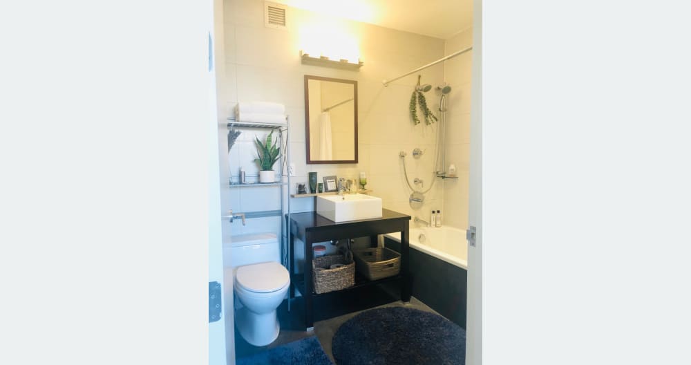 Quarto queen luminoso e arejado, com casa de banho privativa e varanda privada - Foto 7
