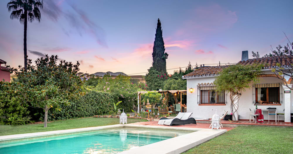 Dormitorio en villa con piscina, sauna, gran jacuzzi y chimenea. - Foto 1