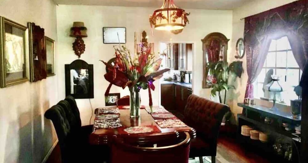 Beautiful Tropical Private Suite In A Mansion - Picture 11