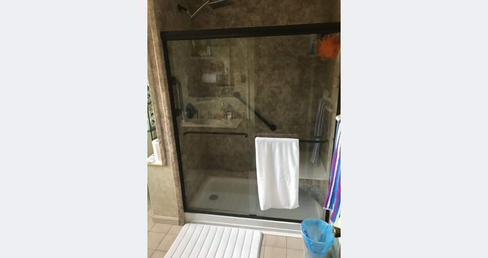 Rooms and spaces Gay to rent in Charleroi