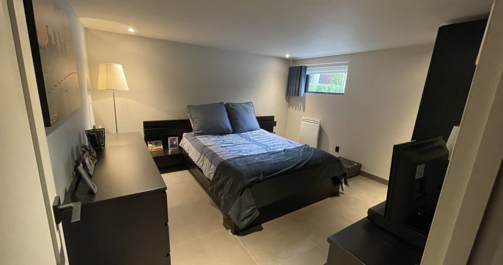 Comfortable and recently renovated private room. - Picture 1