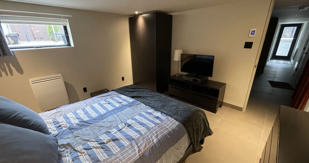 Comfortable and recently renovated private room. - Picture 3