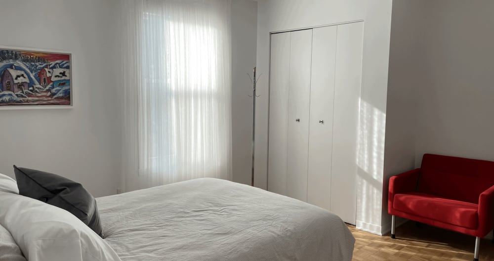 Chambre confortable à deux pas du Village gai Logement gay à louer à