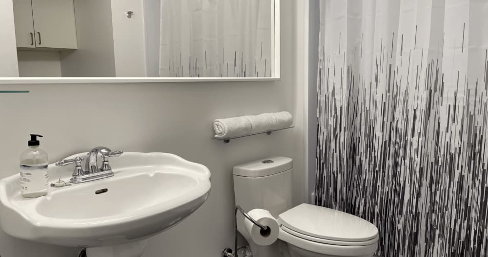 Chambre confortable à deux pas du Village gai Logement gay à louer à