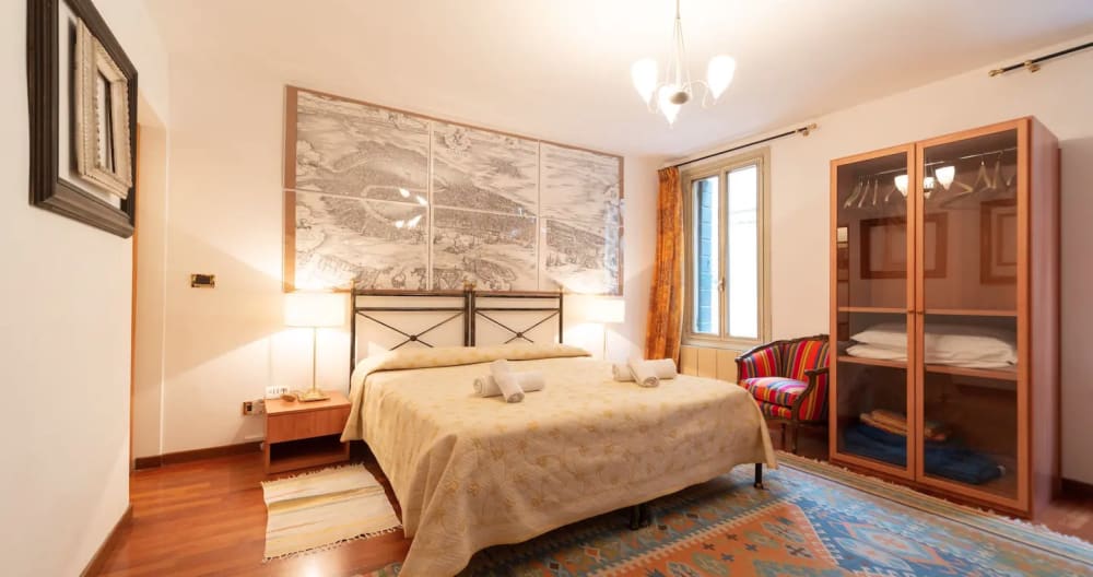 Where else in Venice? Cozy home away from home. - Picture 8