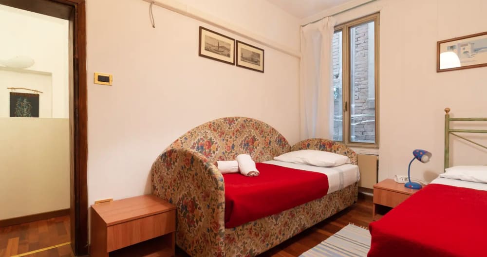 Where else in Venice? Cozy home away from home. - Picture 16