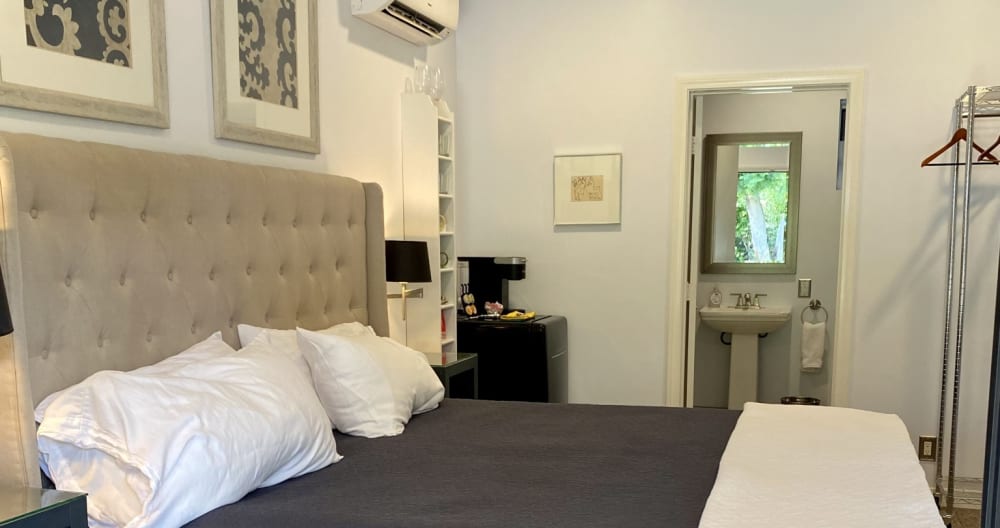 Poolside Movie Colony En-Suite-Private Entrance - Picture 6