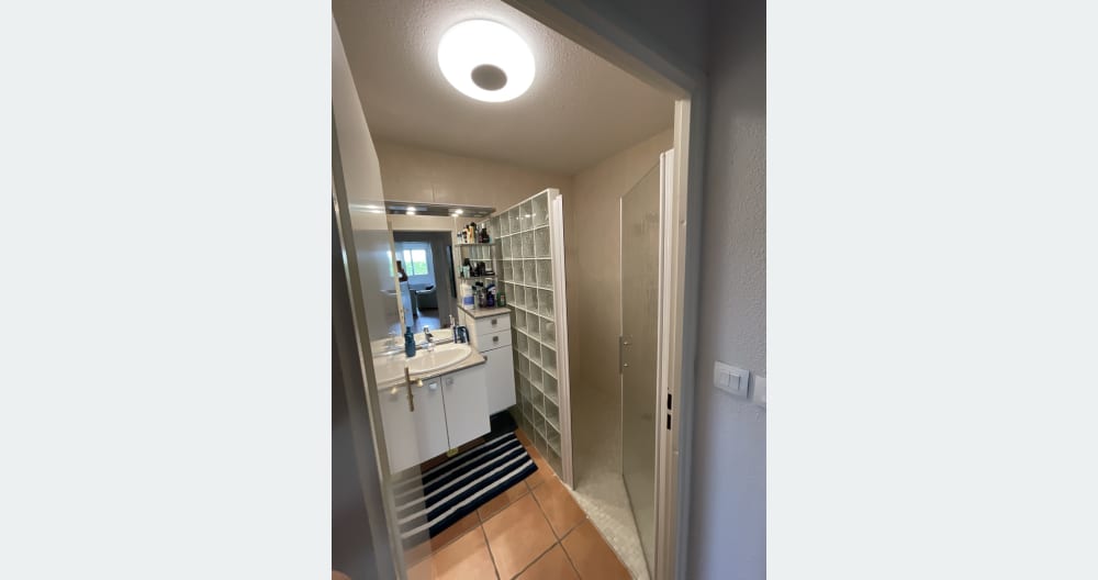 Quarto em uma casa perto de todas as comodidades - Foto 4