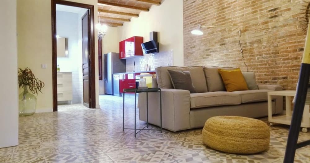 Private bedroom in Barcelona with view facing Sagrada Familia - Picture 2
