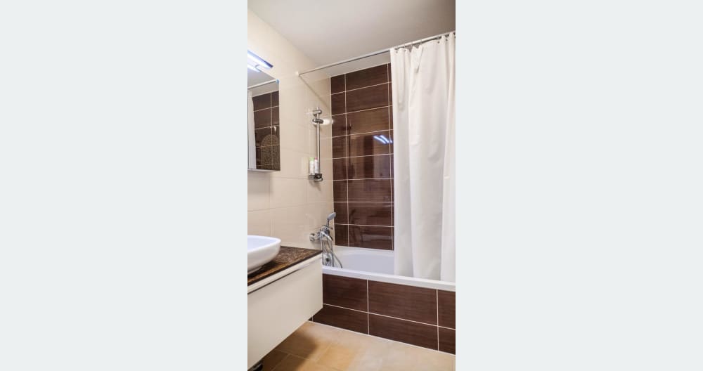 Una habitación grande en un apartamento privado privado moderno y limpio. - Foto 6