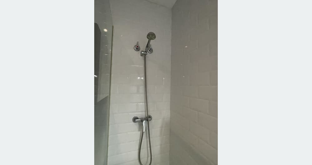 Private bedroom in Barcelona with view facing Sagrada Familia - Picture 8
