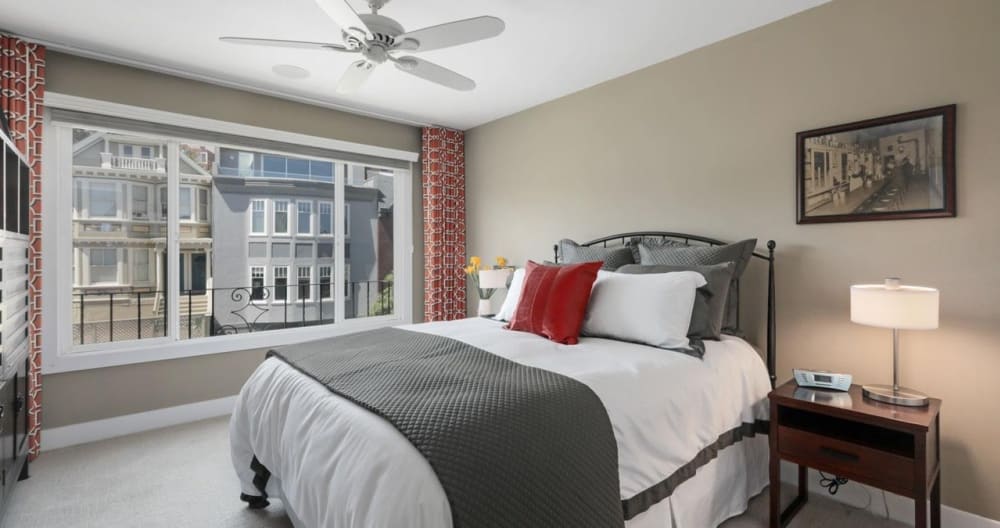 Luxury Apt with Gorgeous View: 1 br, 2 bath - Picture 4